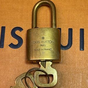 🔆AUTHENTIC🔆 LV lock with 2 keys